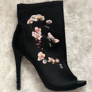 Black/floral boots
